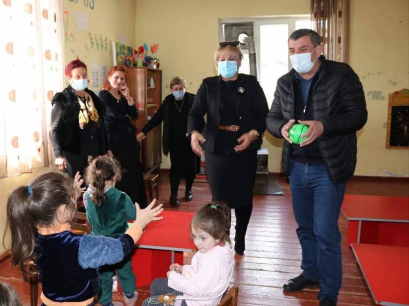 ცაგერის მუნიციპალიტეტის მერის მოადგილე რევაზ ახვლედიანი, საკრებულოს თავმჯდომარის...